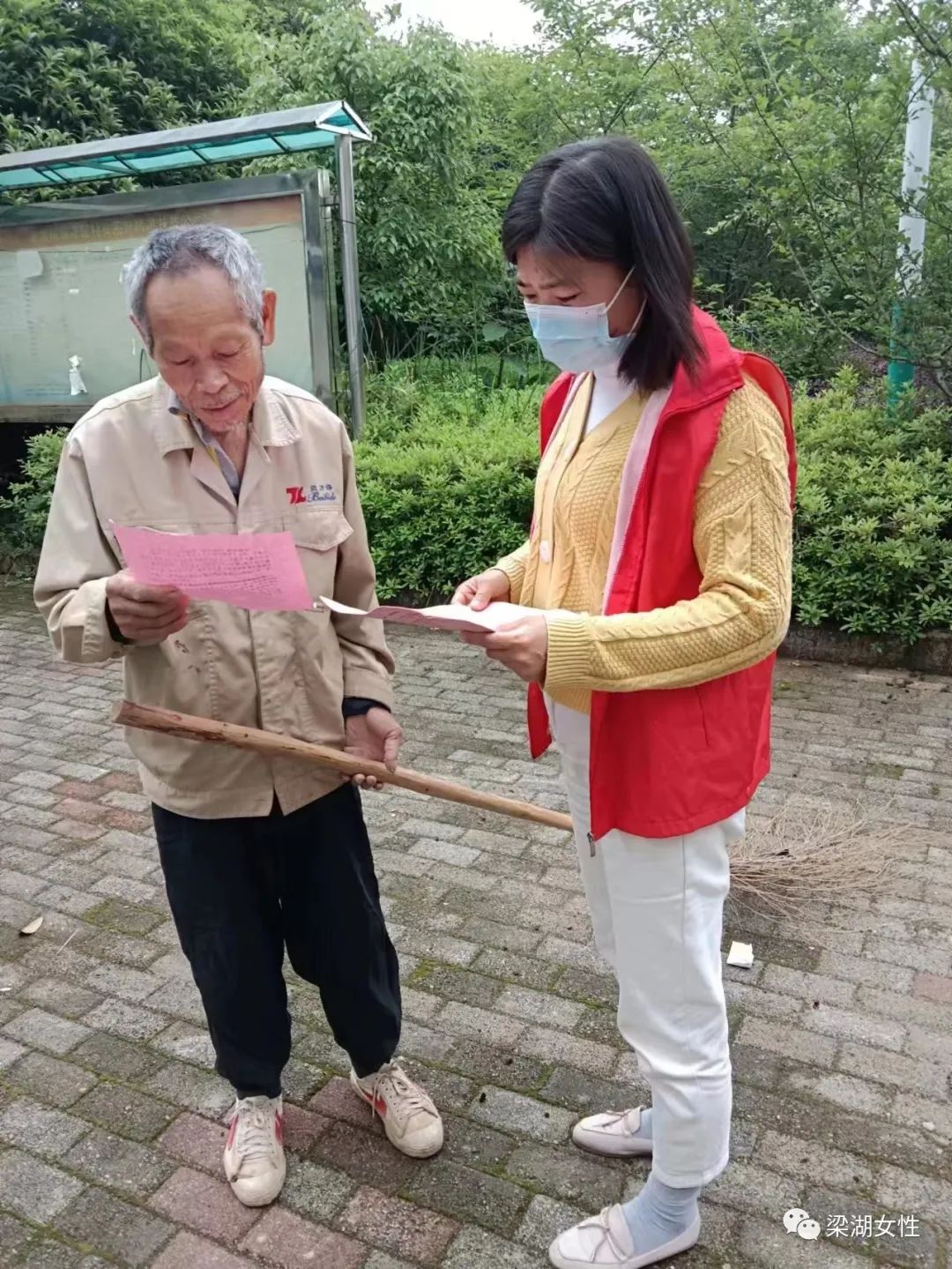 梁子湖區巾幗志願者開展平安法治建設,掃黑除惡宣傳工作