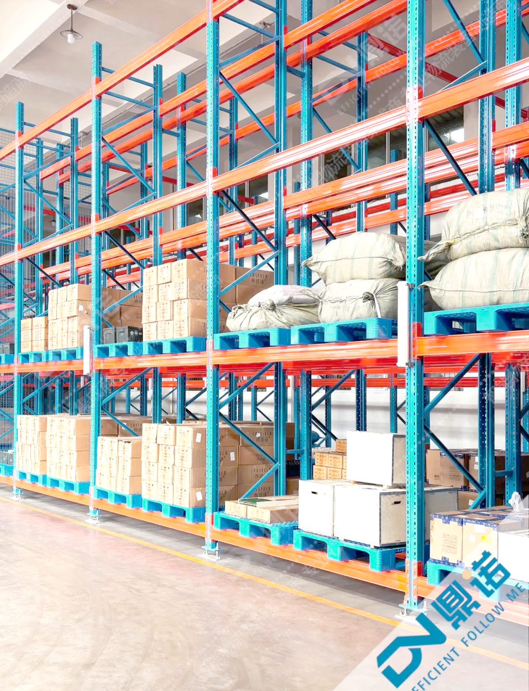 重型横梁货架采用了标准化的部件和模块化的设计,这种设计不仅简化了