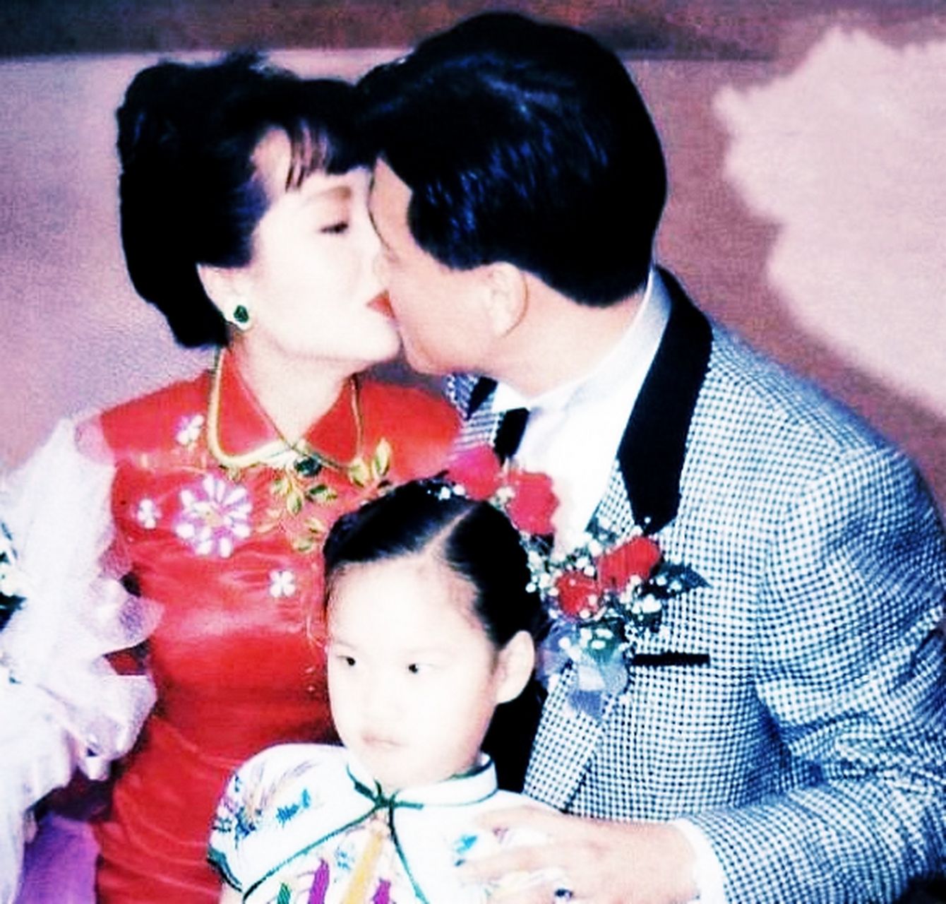 1992年,当时香港娱乐圈的中心人物万梓良与田牛结婚,结婚照成为时代的