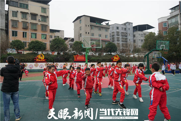 加强民族团结 构建和谐校园