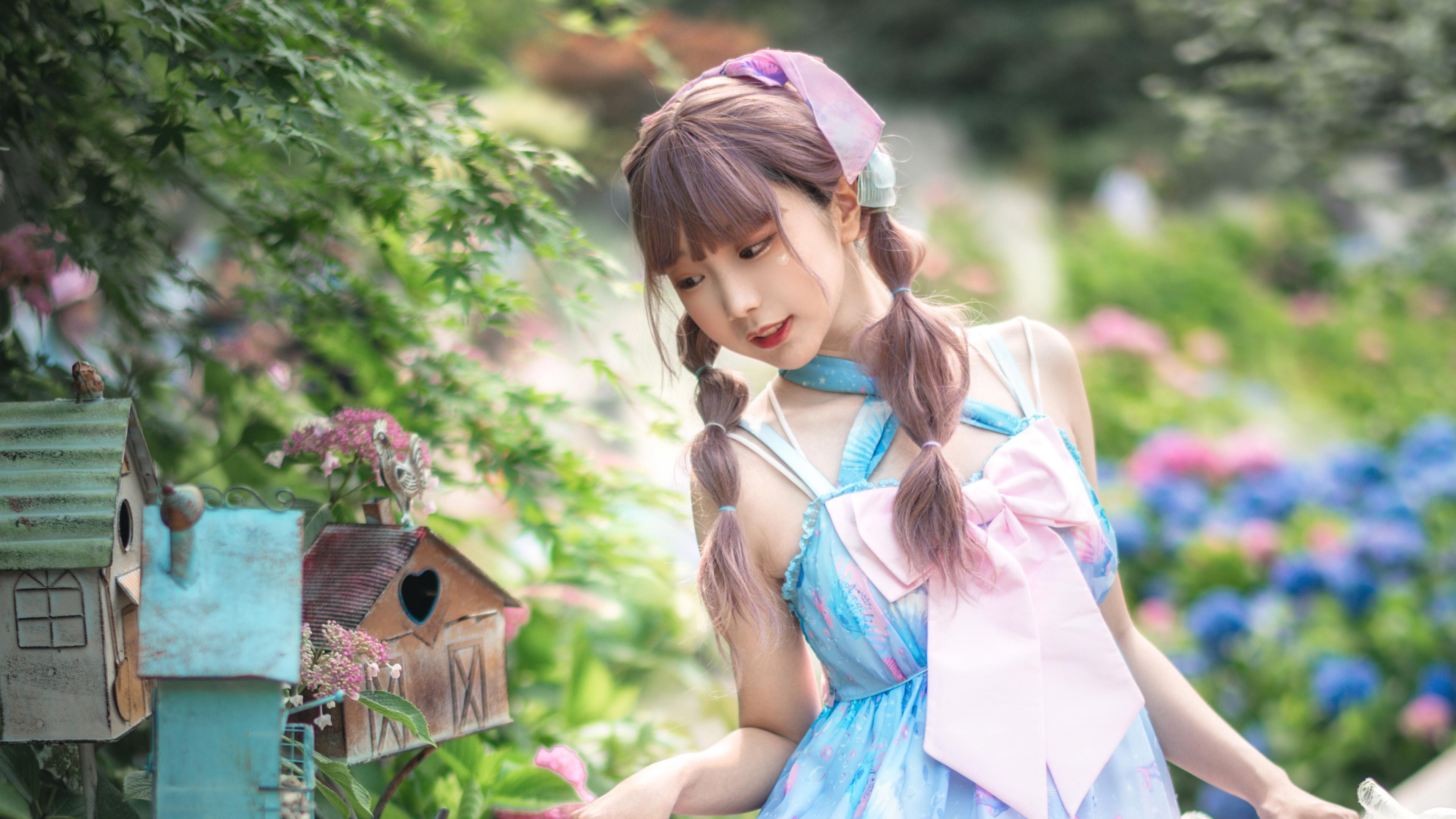 在花园里的蓝衣女孩