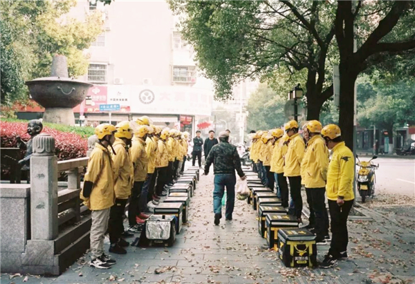 成都街拍:國企老總帶小三逛街,豈料外賣員成亮點,現實令人深思