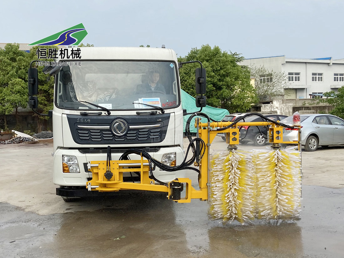 护栏清洗机扫路洗扫一体车马路牙子城市护栏清洗设备