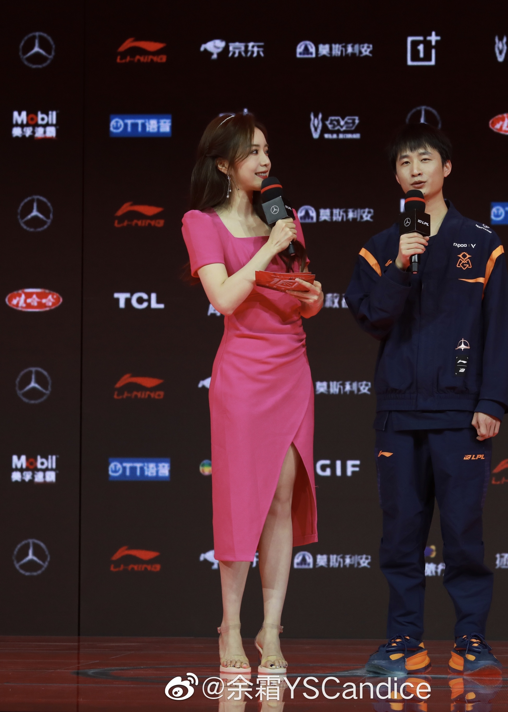 余霜主持lpl春季赛,粉色礼服搭配一字带透明高跟,女神气质满分