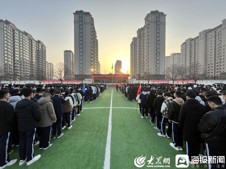 汶上圣泽中学举行"弘扬雷锋精神 争做时代先锋"升旗仪式