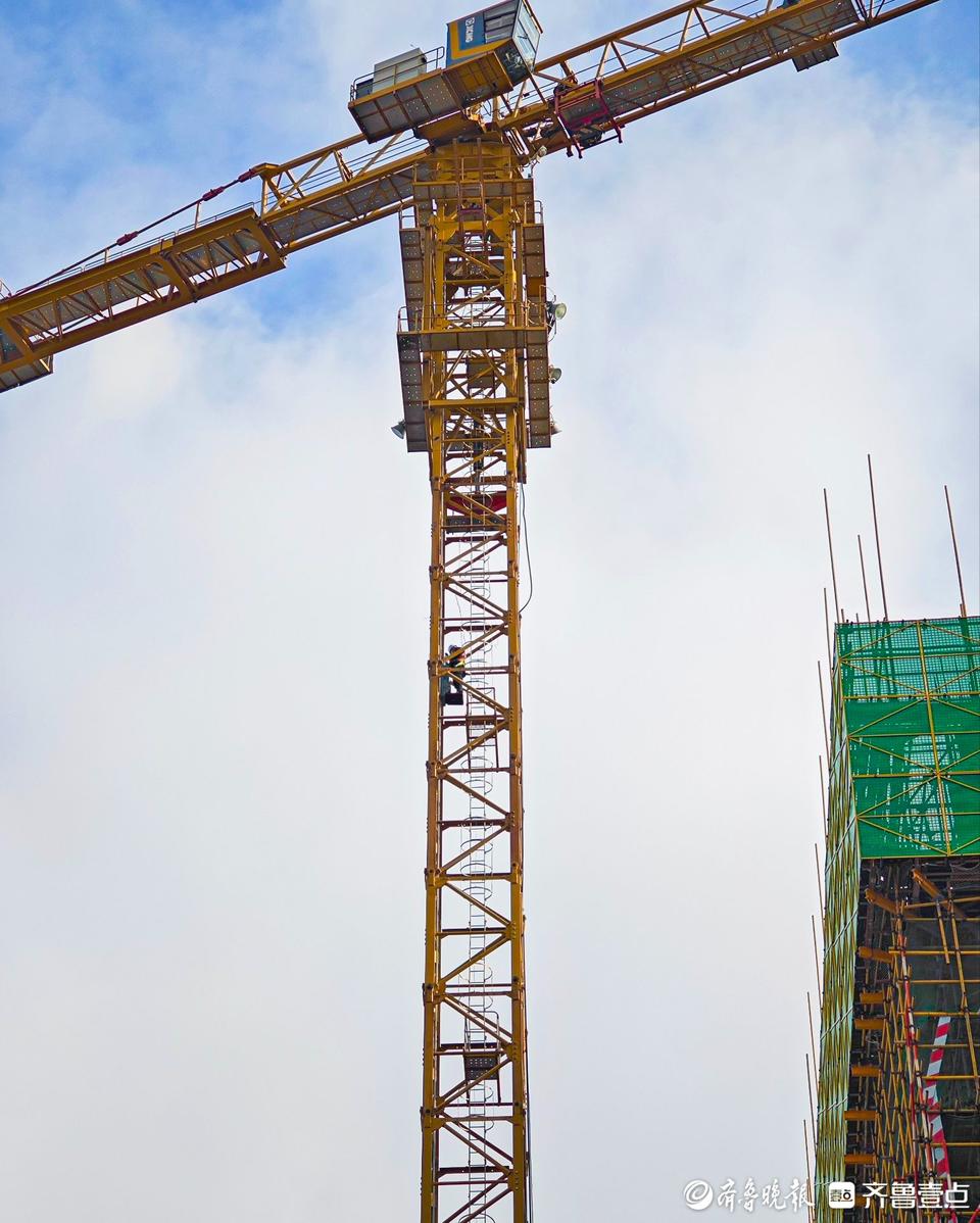 青岛首例塔吊爬塔机投入使用,打造高层建筑智能建造新样板