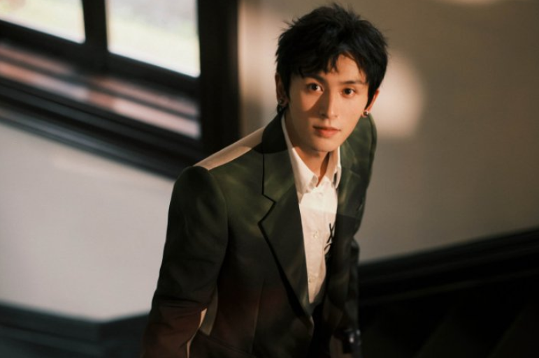 张哲瀚微博的一张照片是在日本拍摄,有辆画了旭日旗的汽车!