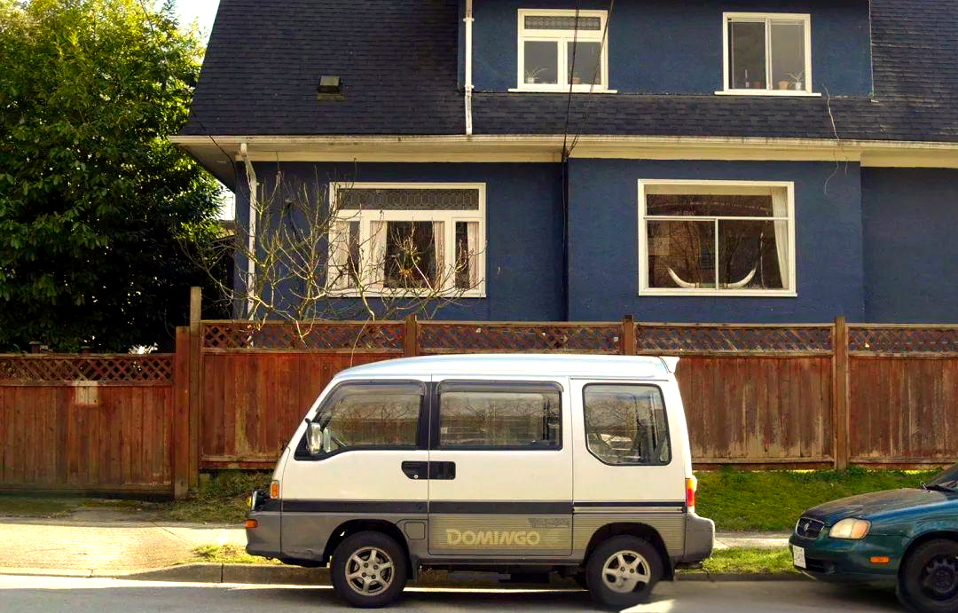 香港车库惊现布满灰尘的面包车,车标独特尾标为斯巴鲁