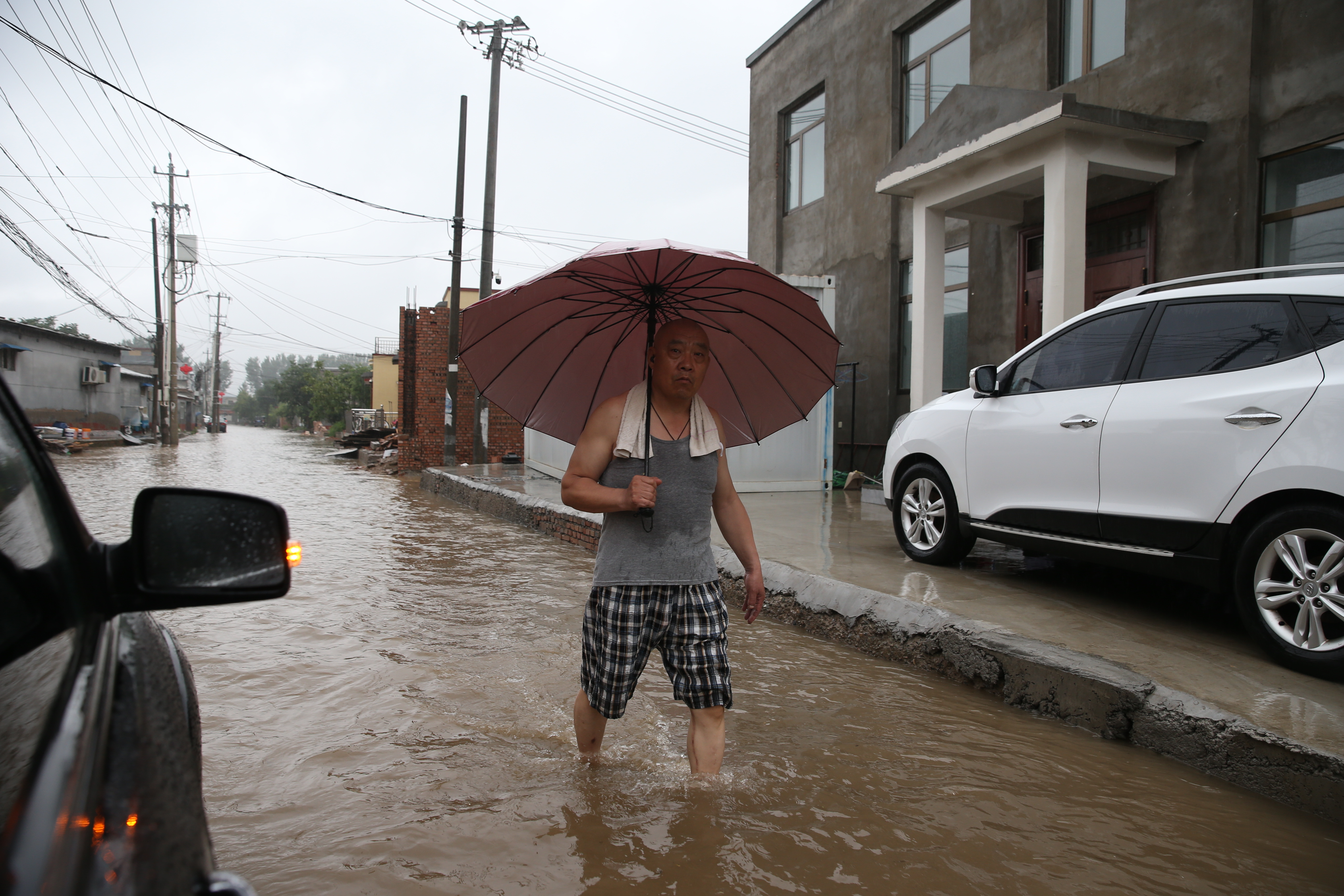 直击北京房山暴雨:积水最深处1.6米,救援队用皮划艇转移民众