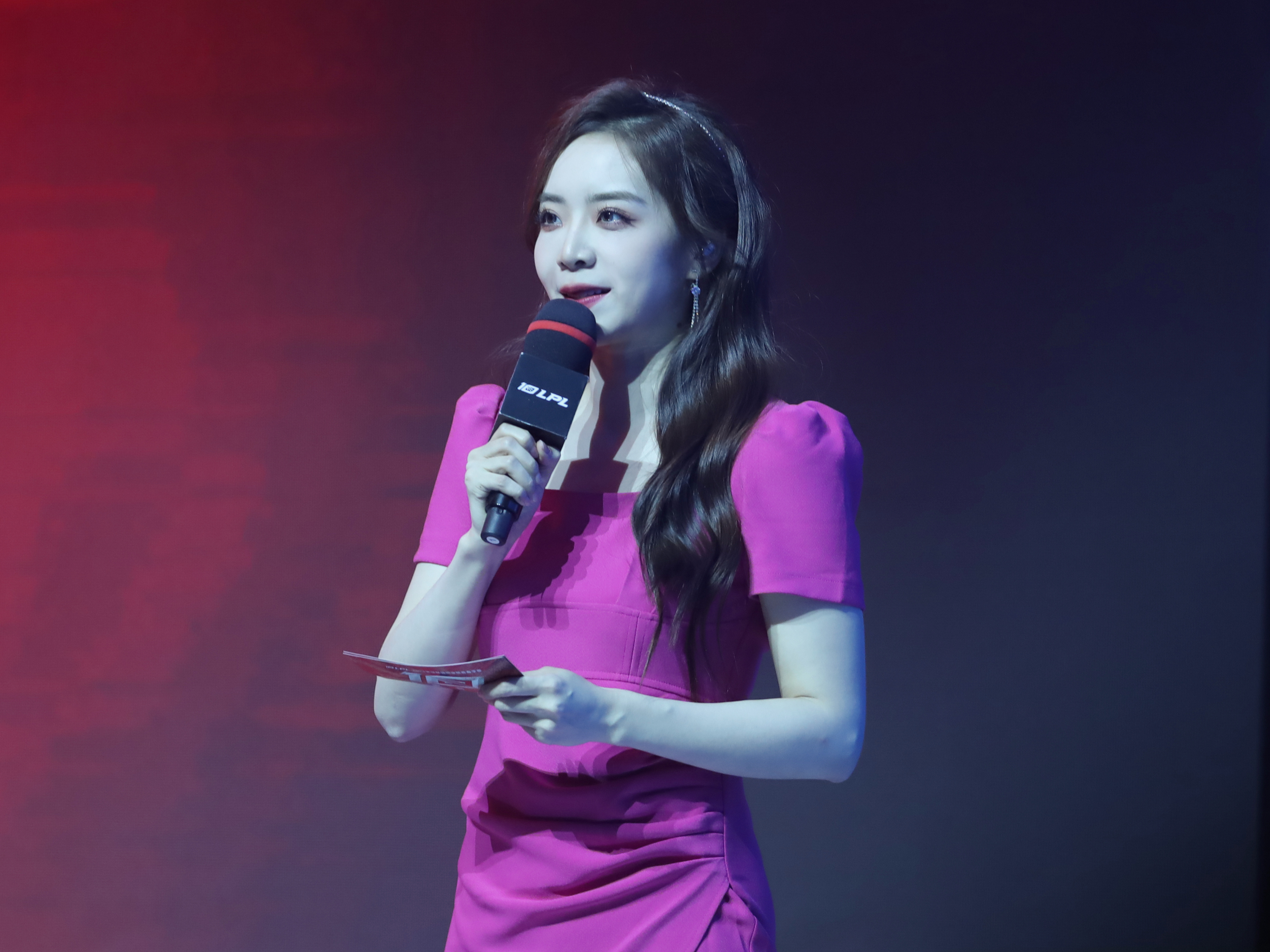 余霜主持lpl春季赛,粉色礼服搭配一字带透明高跟,女神气质满分