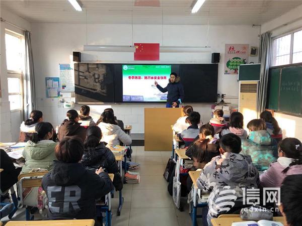 青岛崂山四中开展"冬季雨雪天气安全教育"主题班会