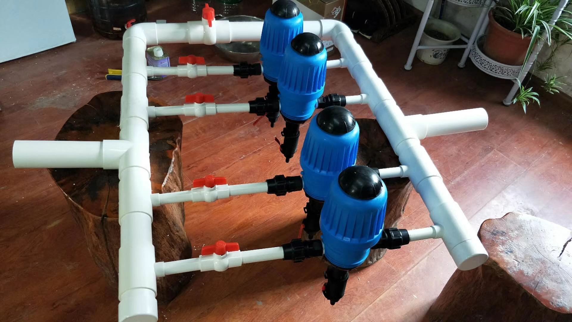 比例施肥器工作解析图 比例泵是以流动的压力水为动力,水压流失小,且