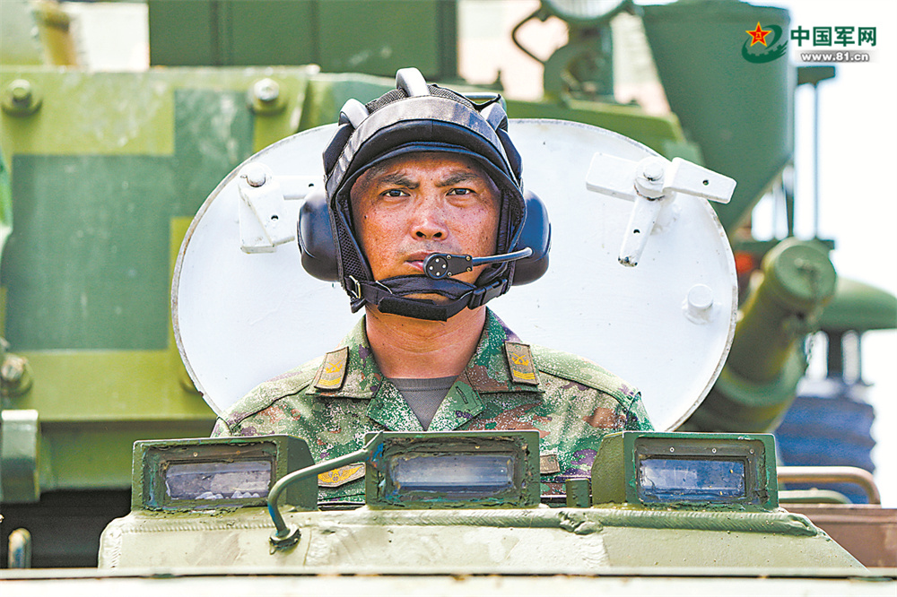 "两栖尖兵"奋勇向前——陆军某旅三级军士长胡文平精武强能掠影