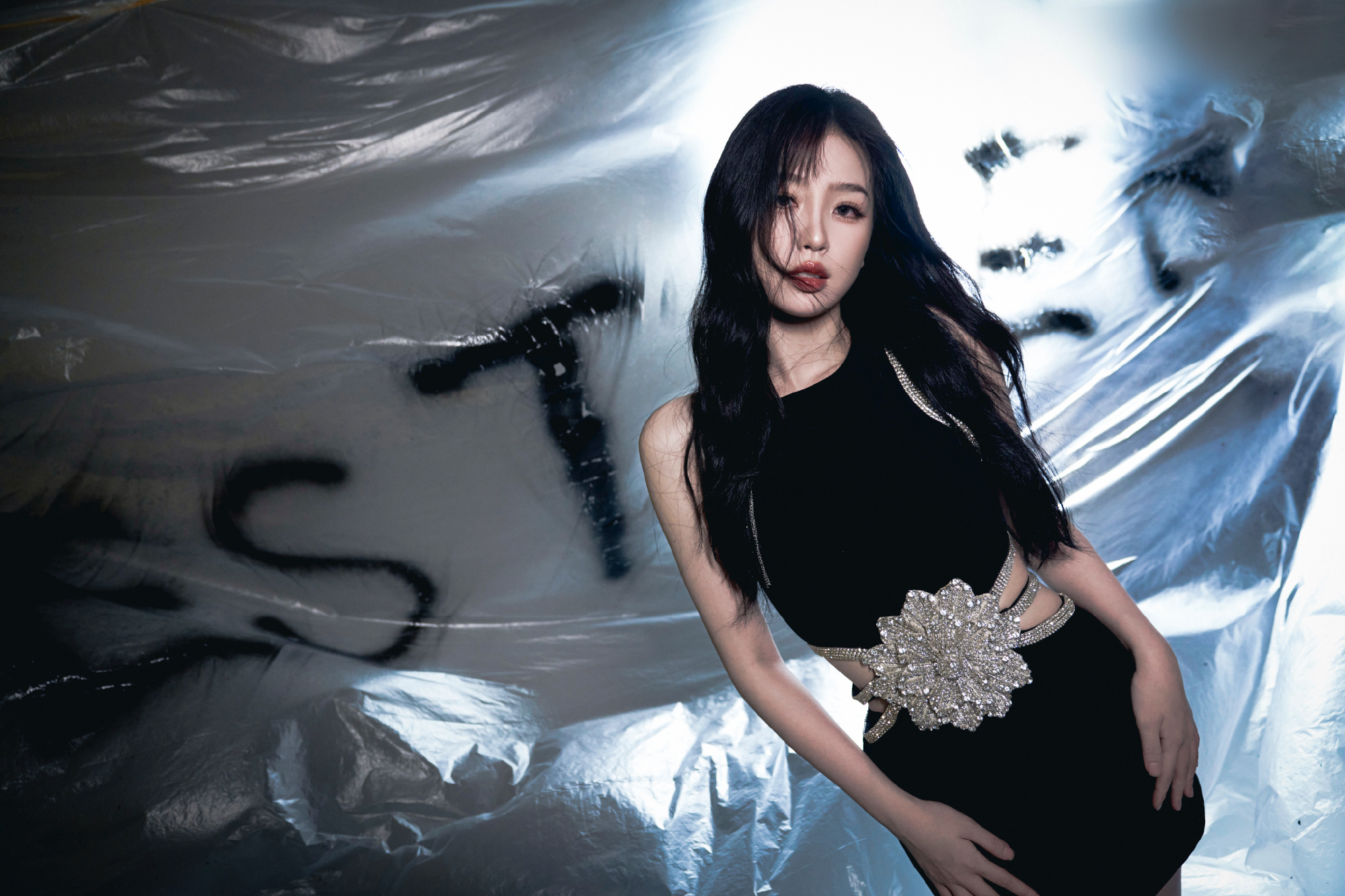 虞书欣黑色连衣裙搭镂空设计 魅力尽显 长发飘逸墨镜加持甜美酷炫