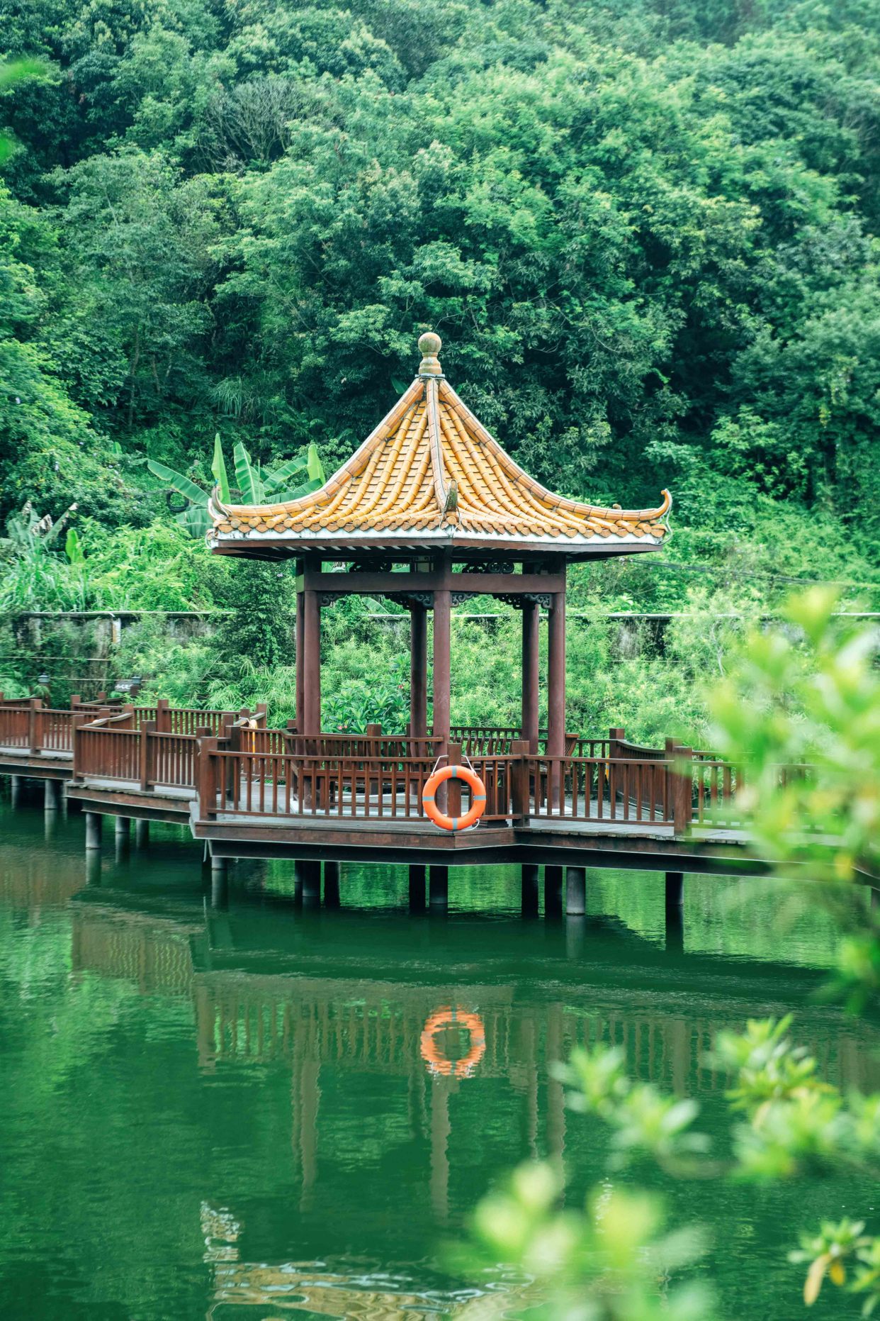 云浮有个绝美度假温泉小镇,夏天超凉快,边泡温泉边看山水风景