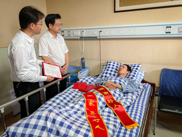 小哥彭清林入选6月"湖南好人",家乡人赴杭授奖