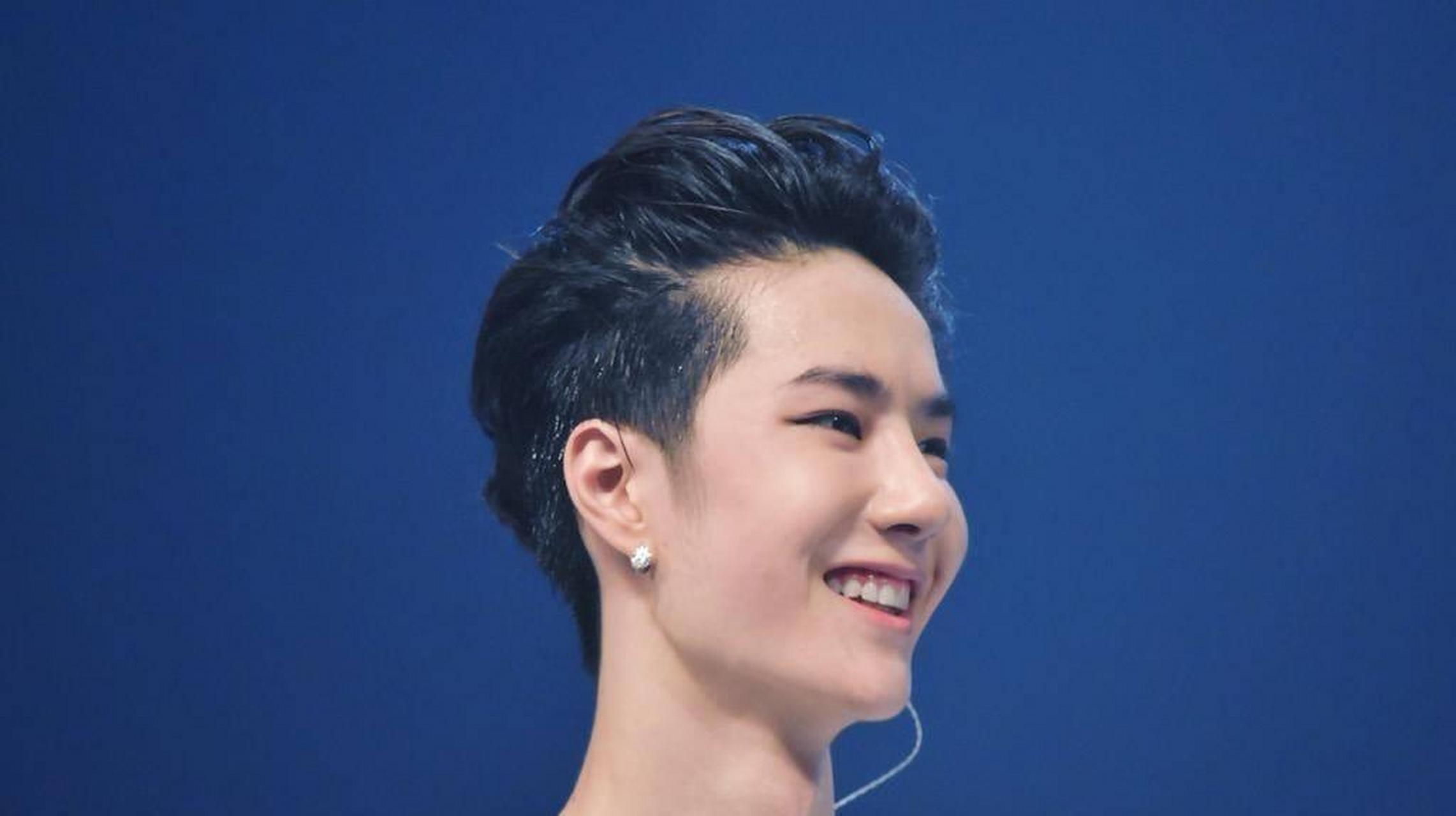 大背头的啵青春洋溢 王一博20150719日本showcase crlogo