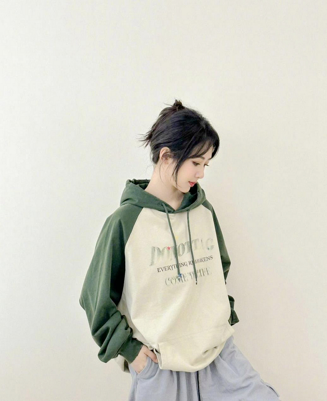 杨紫穿卫衣搭配阔腿工装裤,帅气又酷,随性又洒脱,少女感十足!