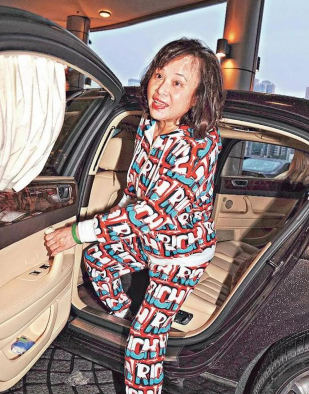 三太陈婉珍私下发福明显,头发花白,且头顶秃,显得前面头发很少,这一看