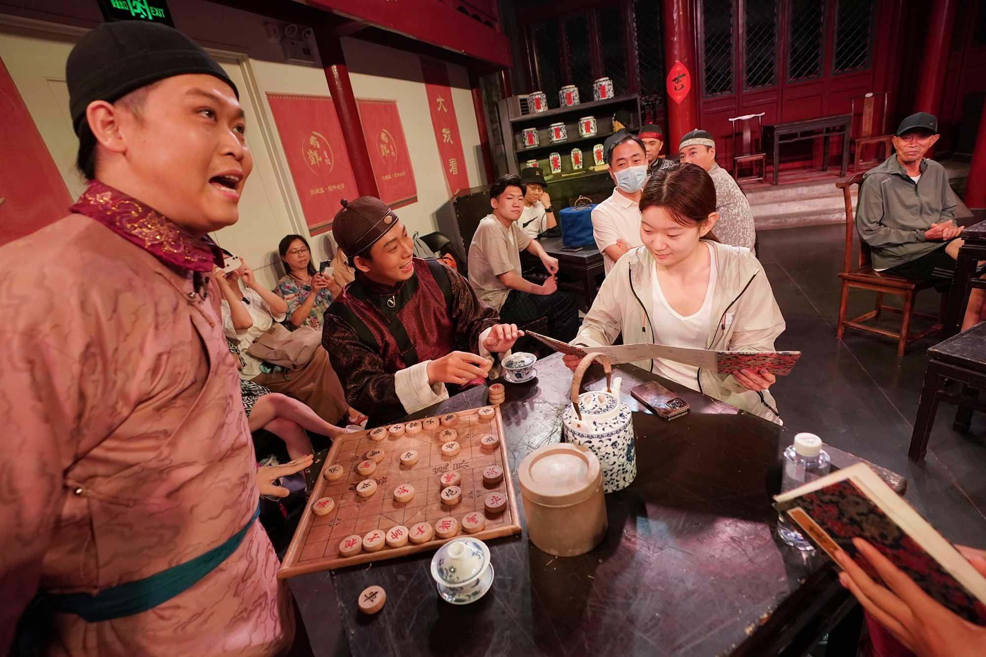 颜料会馆变身"老裕泰",沉浸式北京曲剧《茶馆》带观众入戏品茶