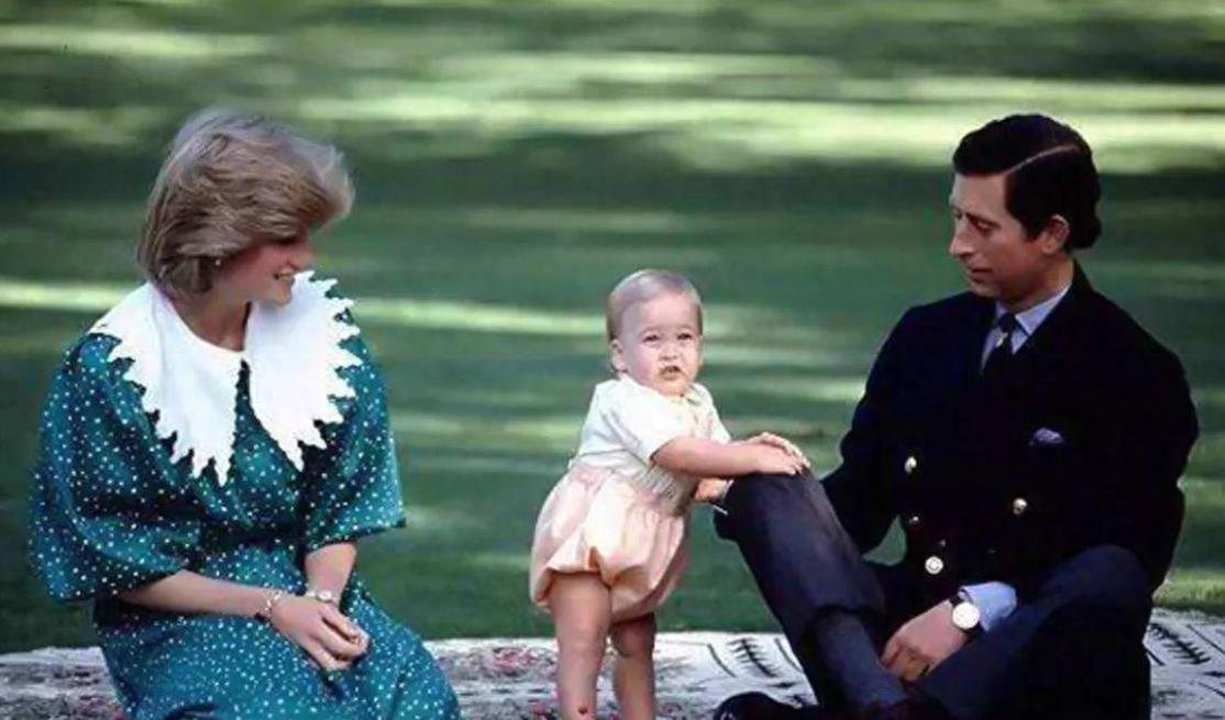 戴安娜罕见男装照,比查尔斯帅,她是英王室首位穿裤子赴宴的女人