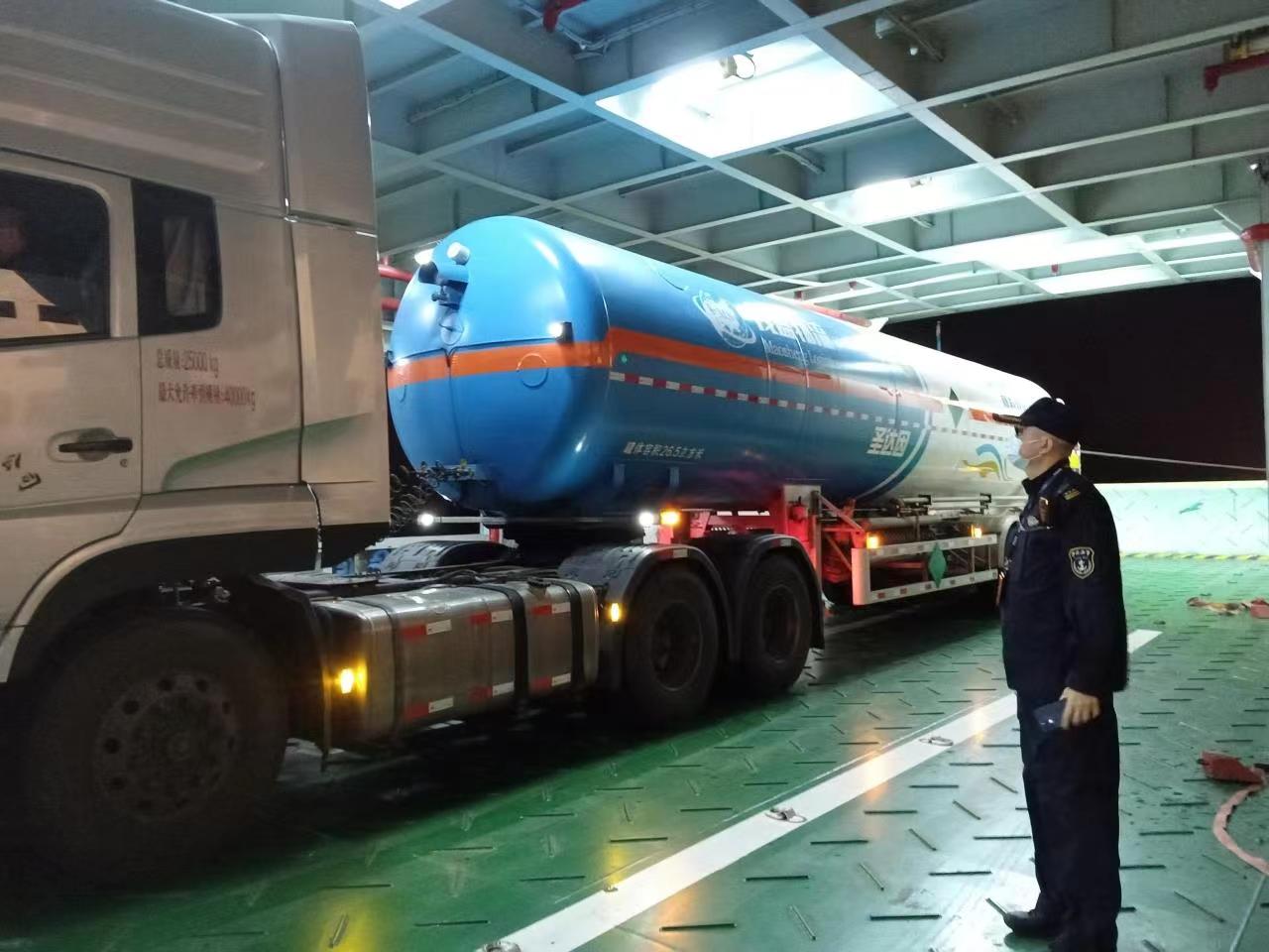 海事部门开辟绿色通道,100吨医用液氧安全运抵崇明岛