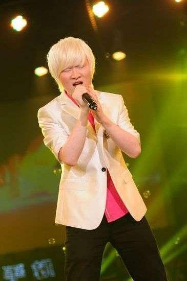 星光大道白化病歌手是谁?