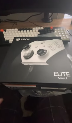 白色款微软 xbox 精英手柄二代开箱曝光,白   黑混搭设计