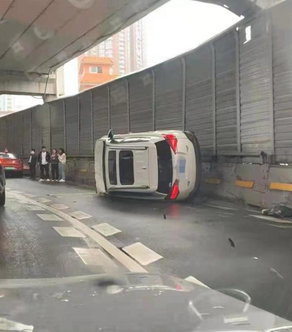 广州东濠涌高架路一小车发生翻侧,路过司机合力救人