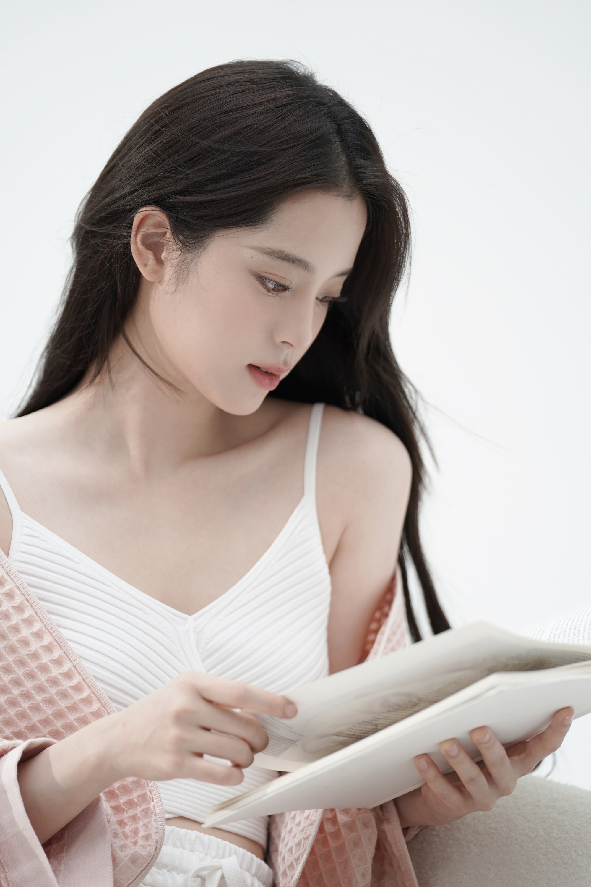 欧阳娜娜白色深v小吊带搭配浴袍 甜美迷人 散发慵懒而随性的美感