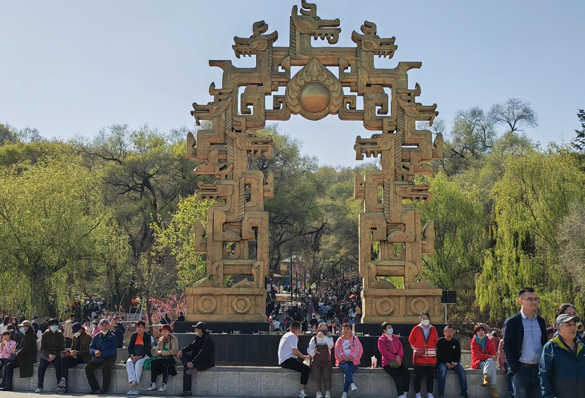 吉林北山公园五一开放,虽然热热闹闹,但清清淡淡,缺乏北山文化的烟火