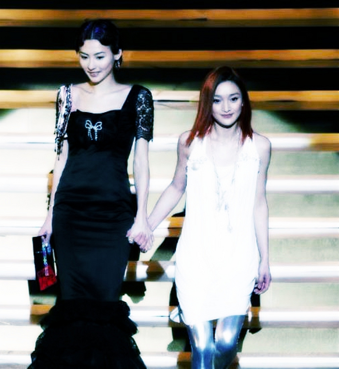 周迅和张柏芝同框.有人说一个像小姐,一个像仆人.