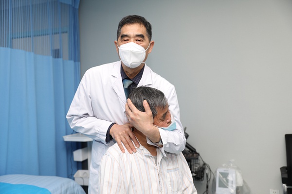 中国国医节感受中医魅力 颈椎手法复位一分钟解决胳膊发麻