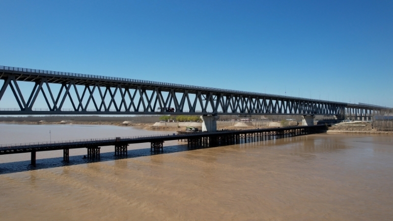 山东首座 建邦聊泰黄河公铁大桥对不超限货车按车型收费