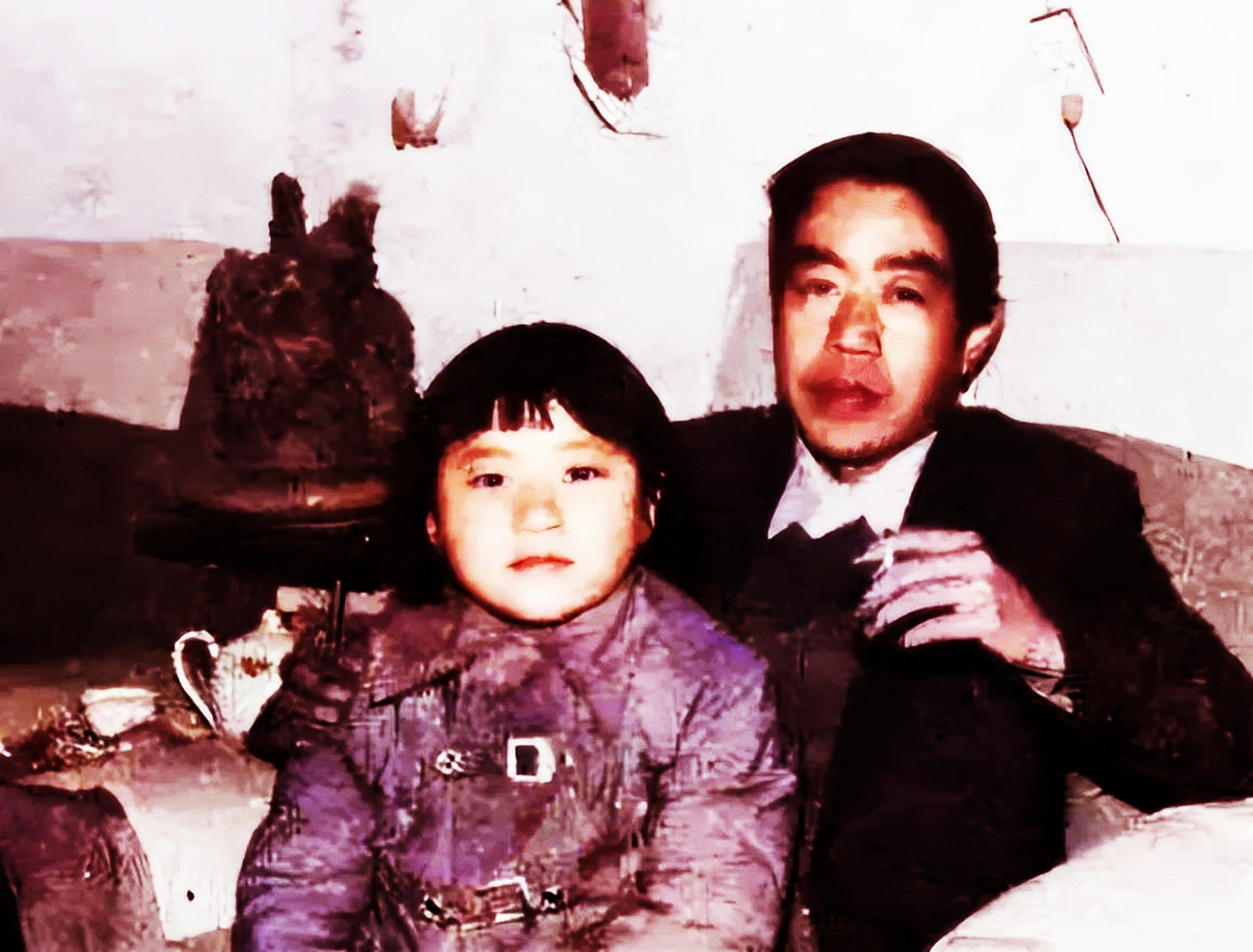 贾平凹和女儿贾浅浅的合影.这是一张罕见的1980年代照片.