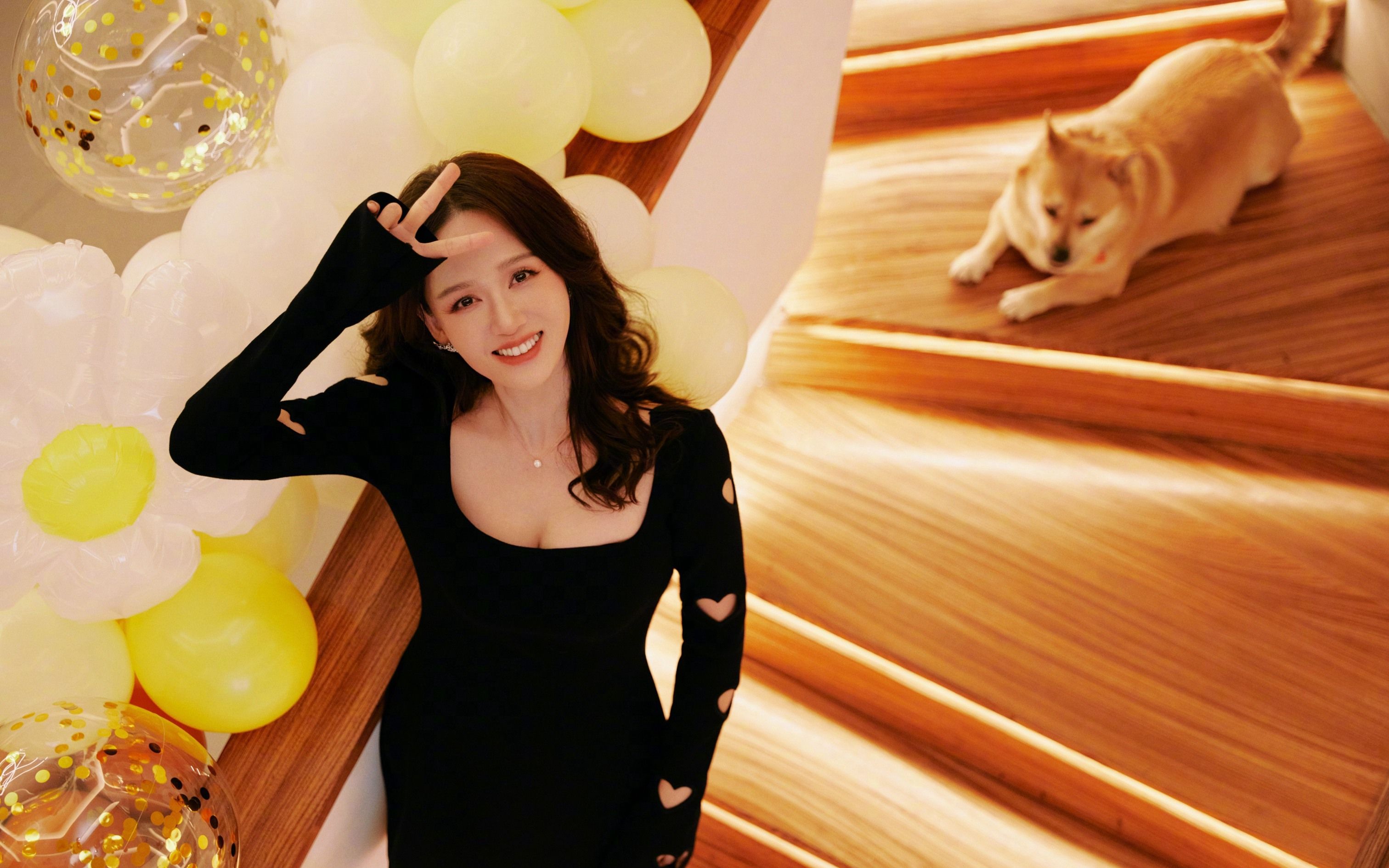 陈乔恩黑色连衣裙甜美笑容写真