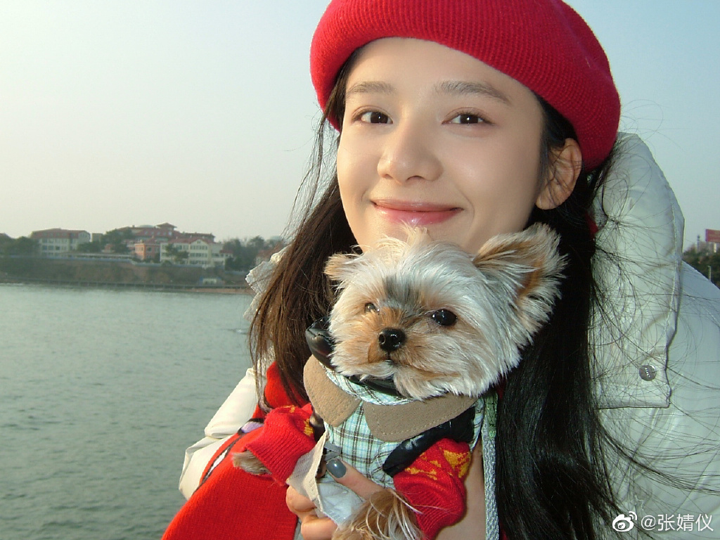 张婧仪头戴小红帽无惧怼脸拍 怀抱小狗合影童心满满
