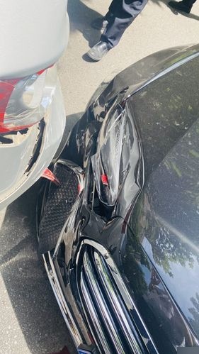 追尾了一辆奔驰e300.自己需要赔多少?