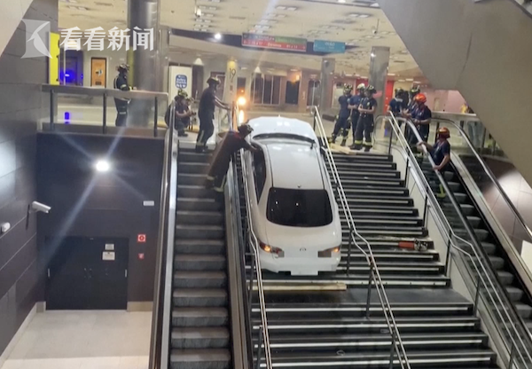 西班牙笨贼偷车开进地铁站 想爬楼梯结果卡住了