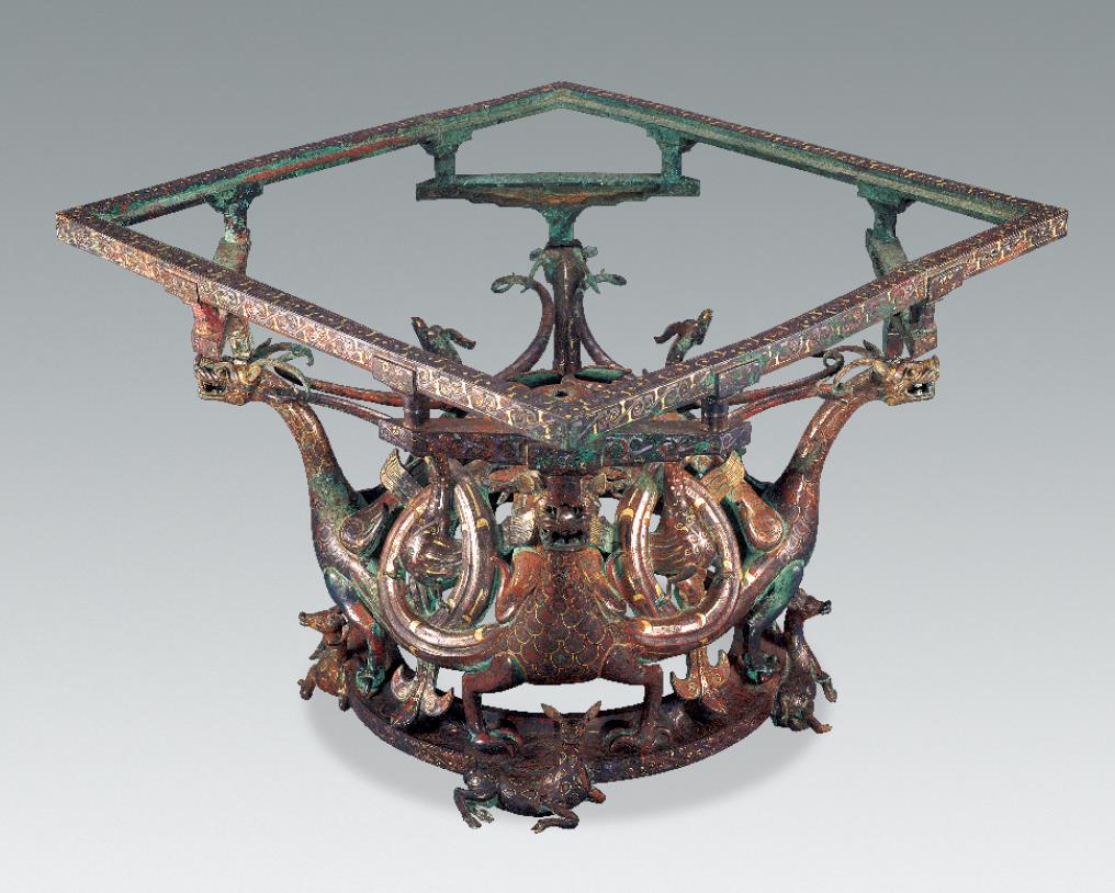 禁止出境文物之"错金银四龙四凤铜方案座"