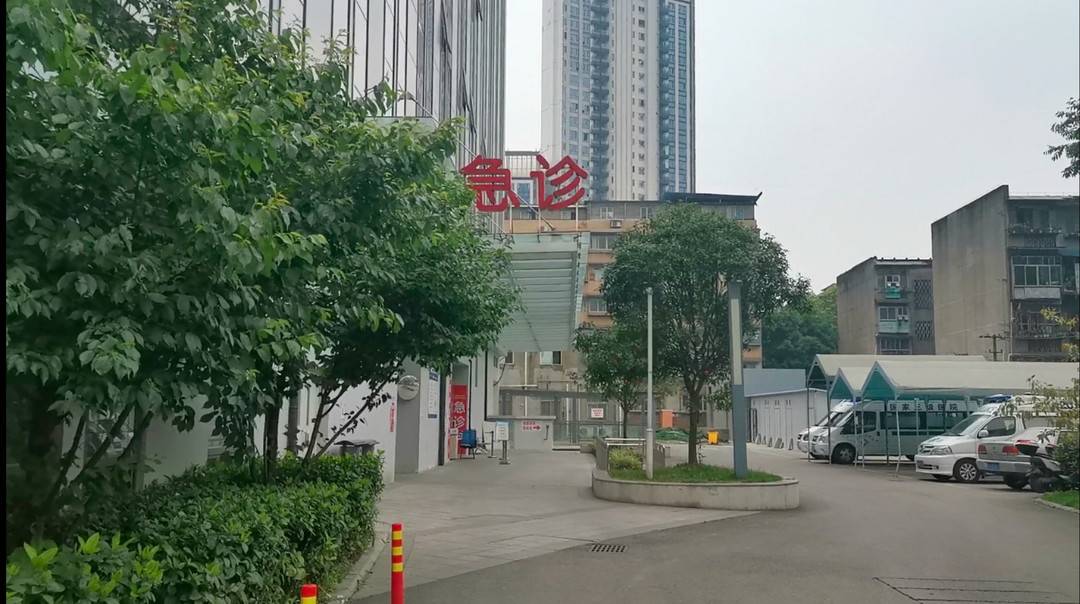 成都一火锅店4名员工送医 医院初步诊断煤气中毒 员工否认:只是没休息