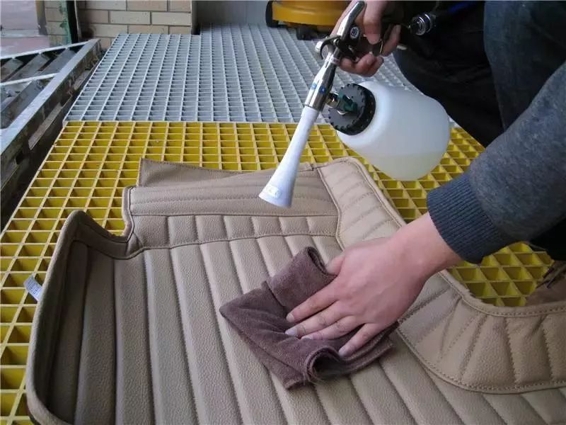 汽车地毯湿透了水怎样处理?汽车地毯拆卸烘干费用