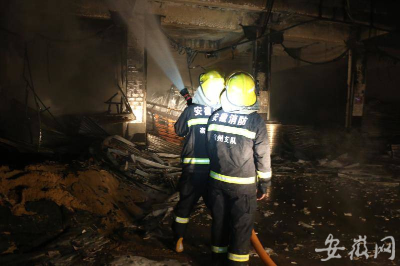 宿州:油罐车车头起火 引燃路边四间商铺