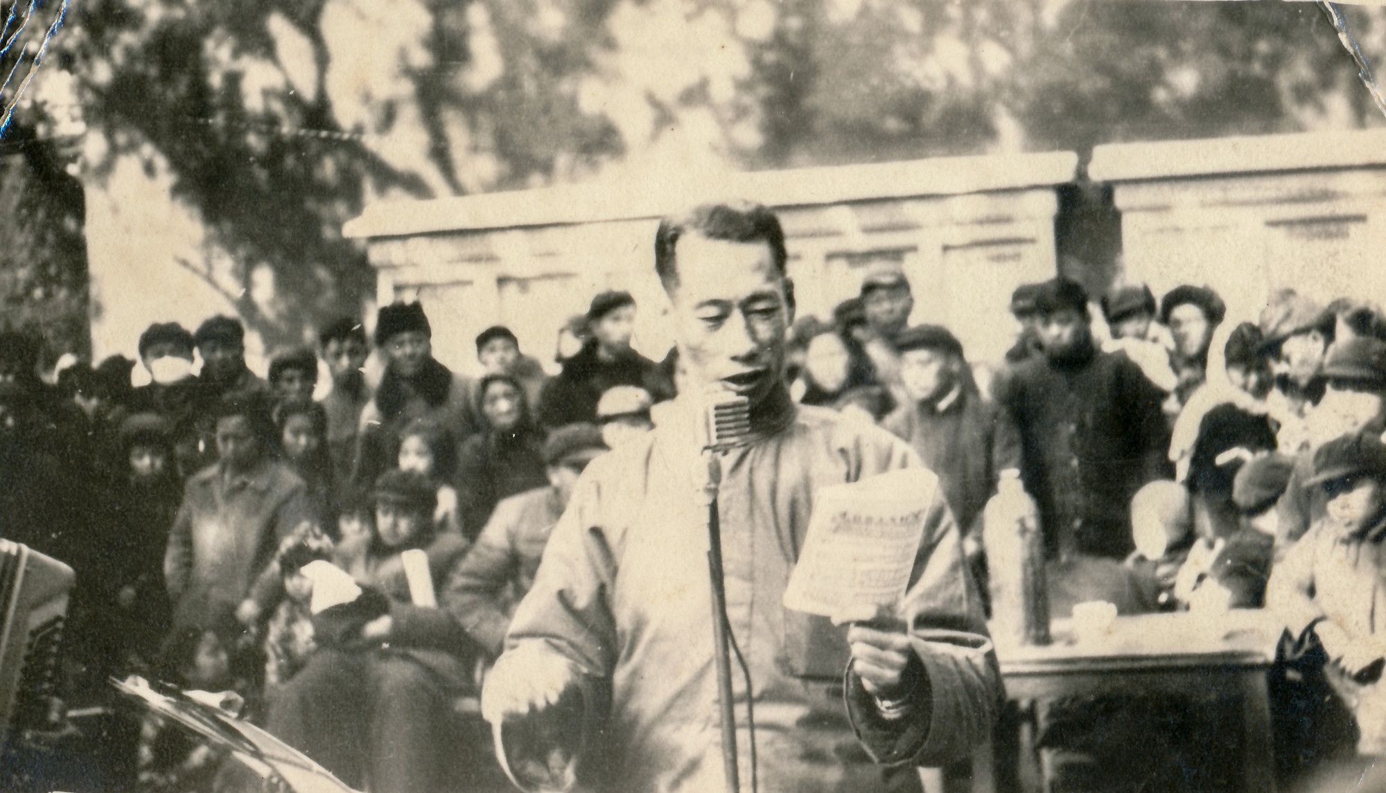 1958年3月,李煥之在勞動人民文化宮教唱《社會主義好》(李大康供圖)