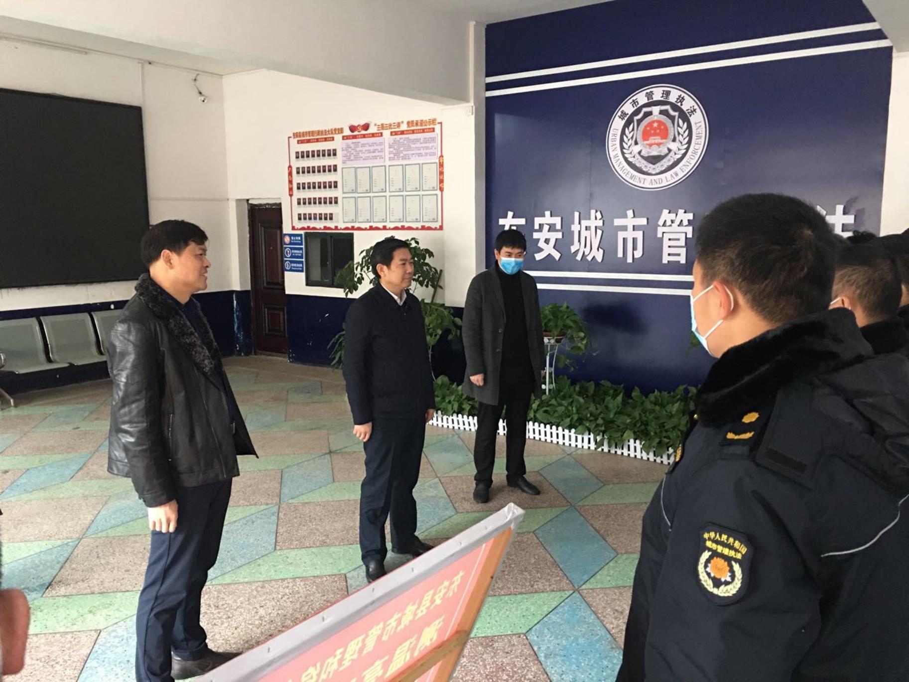 冯德校走访慰问一线工作人员