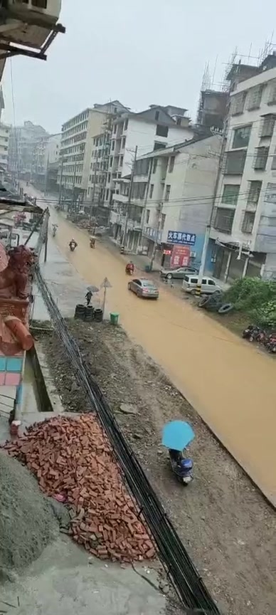 新化县洋溪镇街道水泥路一夜变成黄泥路,居民叫苦不迭!