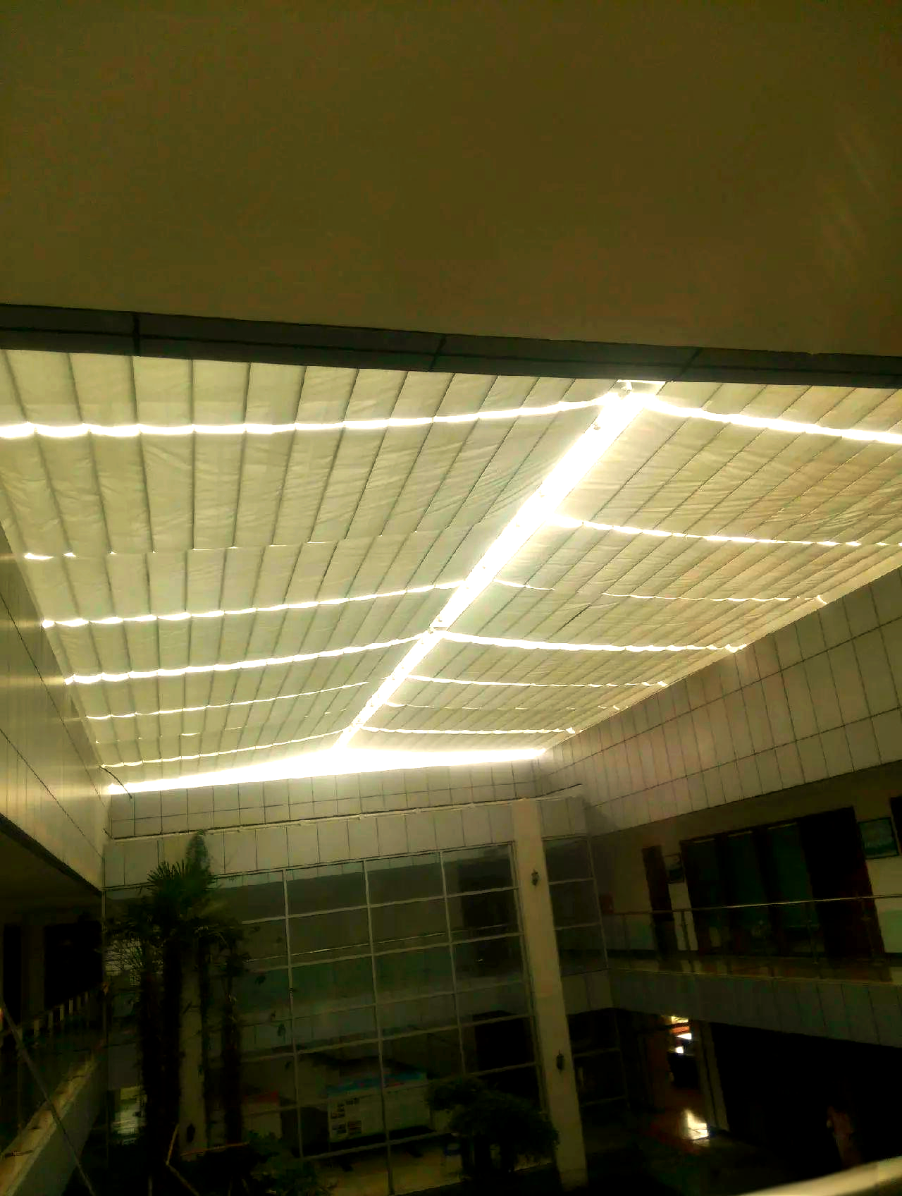 fcs电动天棚帘:商场办公楼遮阳的理想选择