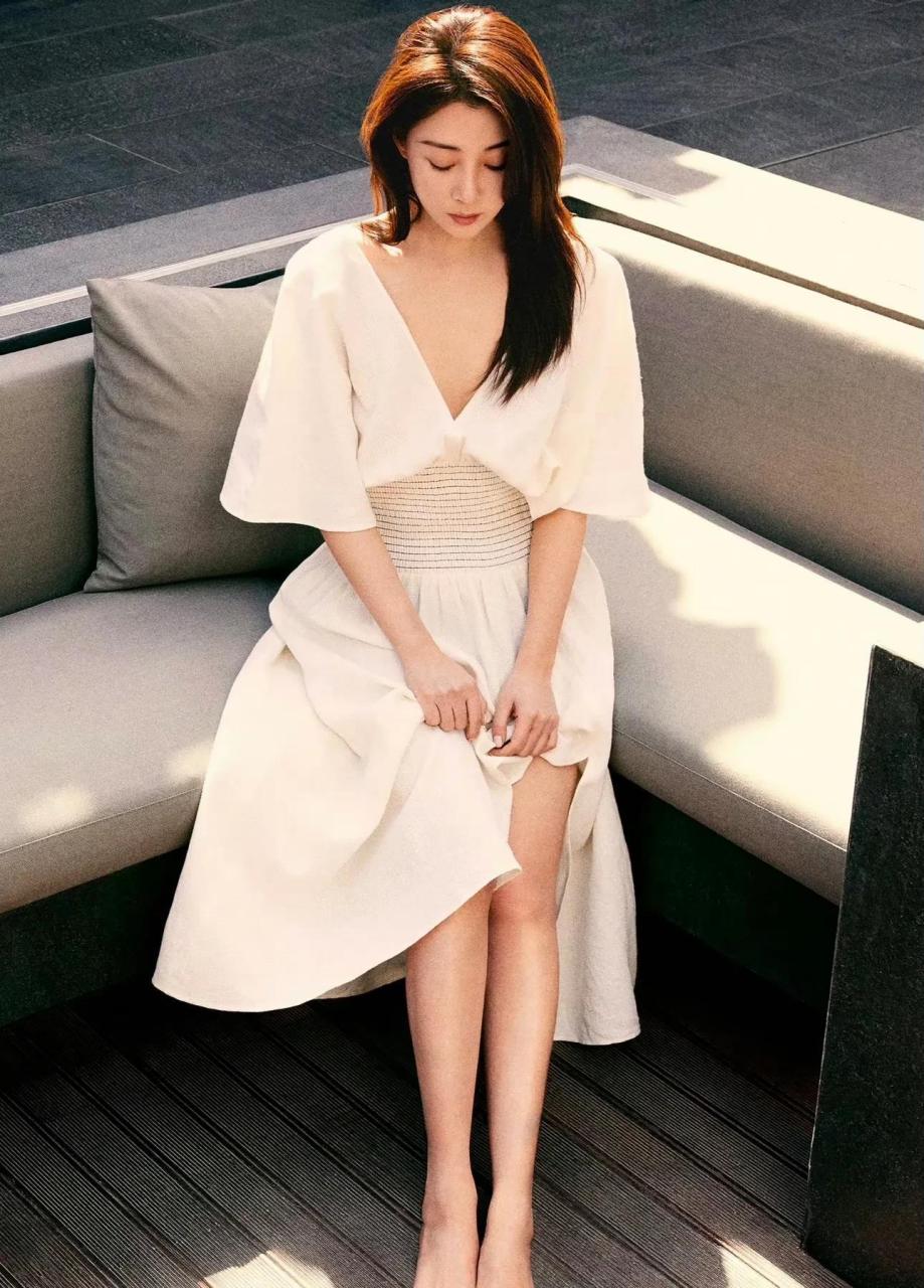 殷桃 43岁了 她低着头,看着自己的脚,应该在想着什么事吧?[给力]