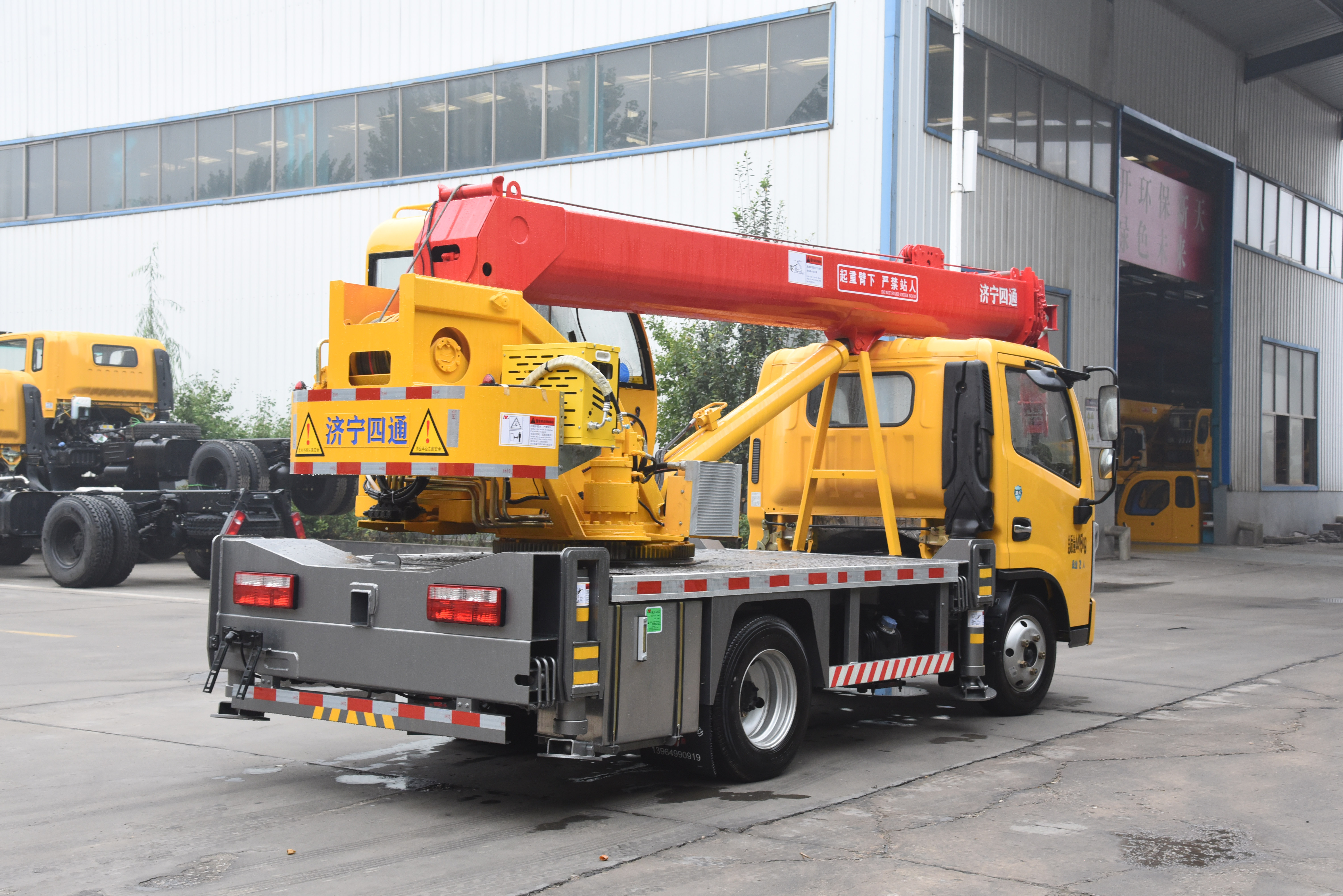 济宁四通6节臂蓝牌吊车,自重6.3吨,起升高度26米,0首付提车