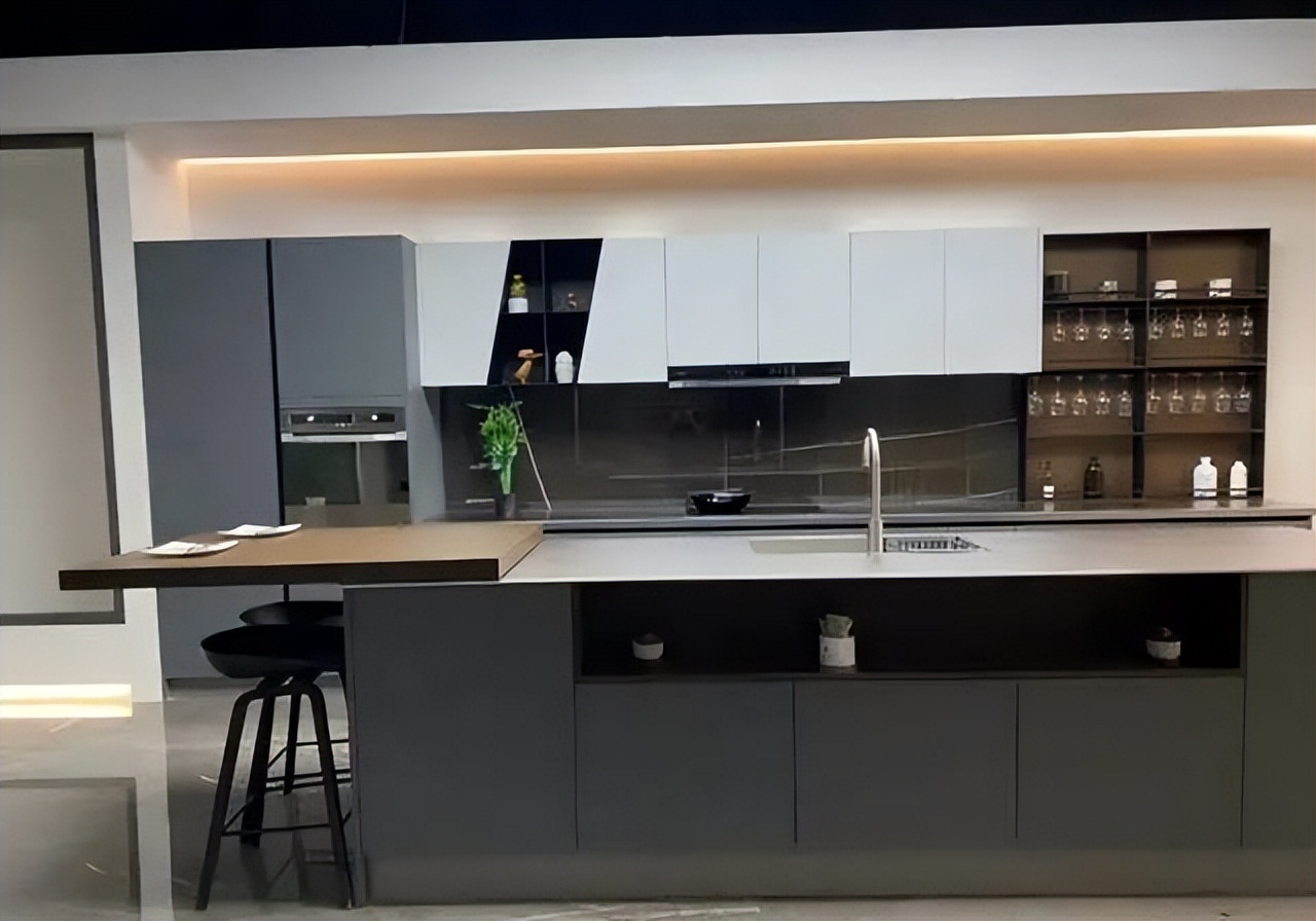 这几年,开放式的厨房越来越流行,开放式厨房,装了会后悔吗?